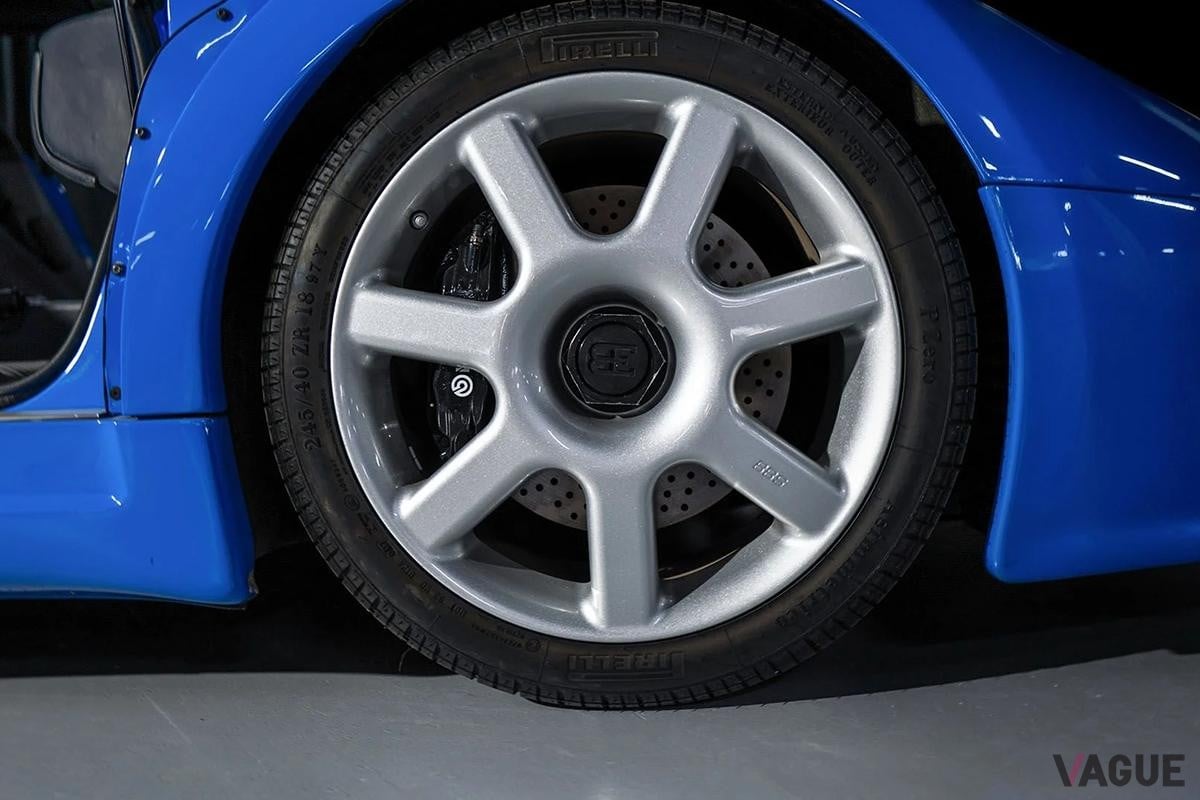 2025年10月に開催されたブロードアロー・オークションで高値で落札された1992年製ブガッティ「EB110 GT」