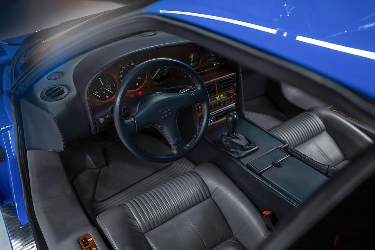 2025年10月に開催されたブロードアロー・オークションで高値で落札された1992年製ブガッティ「EB110 GT」