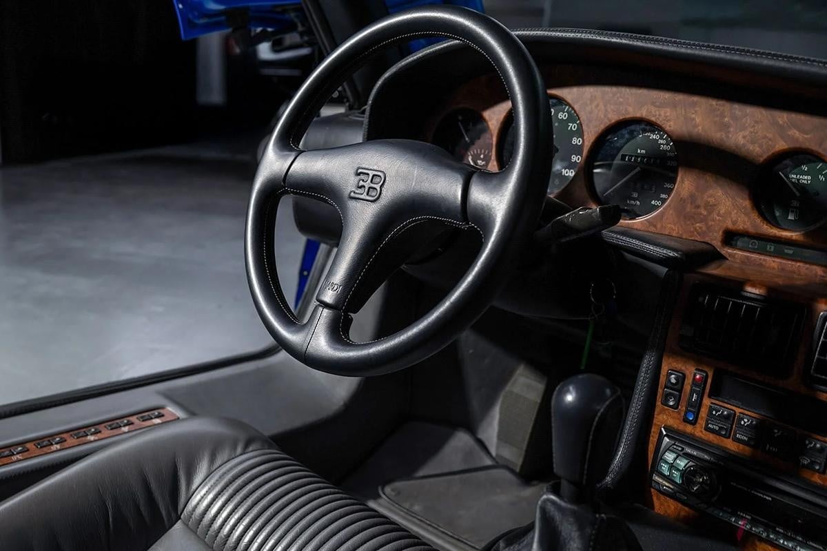 2025年10月に開催されたブロードアロー・オークションで高値で落札された1992年製ブガッティ「EB110 GT」