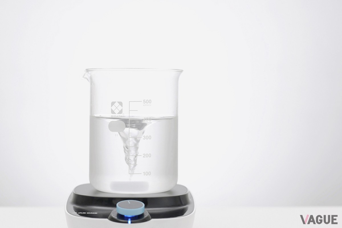 水にうがい薬を入れた液体にスプレーを噴射した実験3