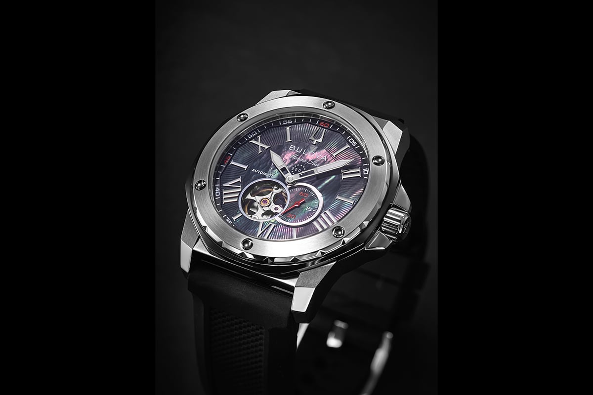 見る角度によってくるくると色を変えるマザー・オブ・パールダイヤルは日本人には特に人気の高い仕様。ブラックの彩色を加えて落ちつきのある雰囲気に仕上げている