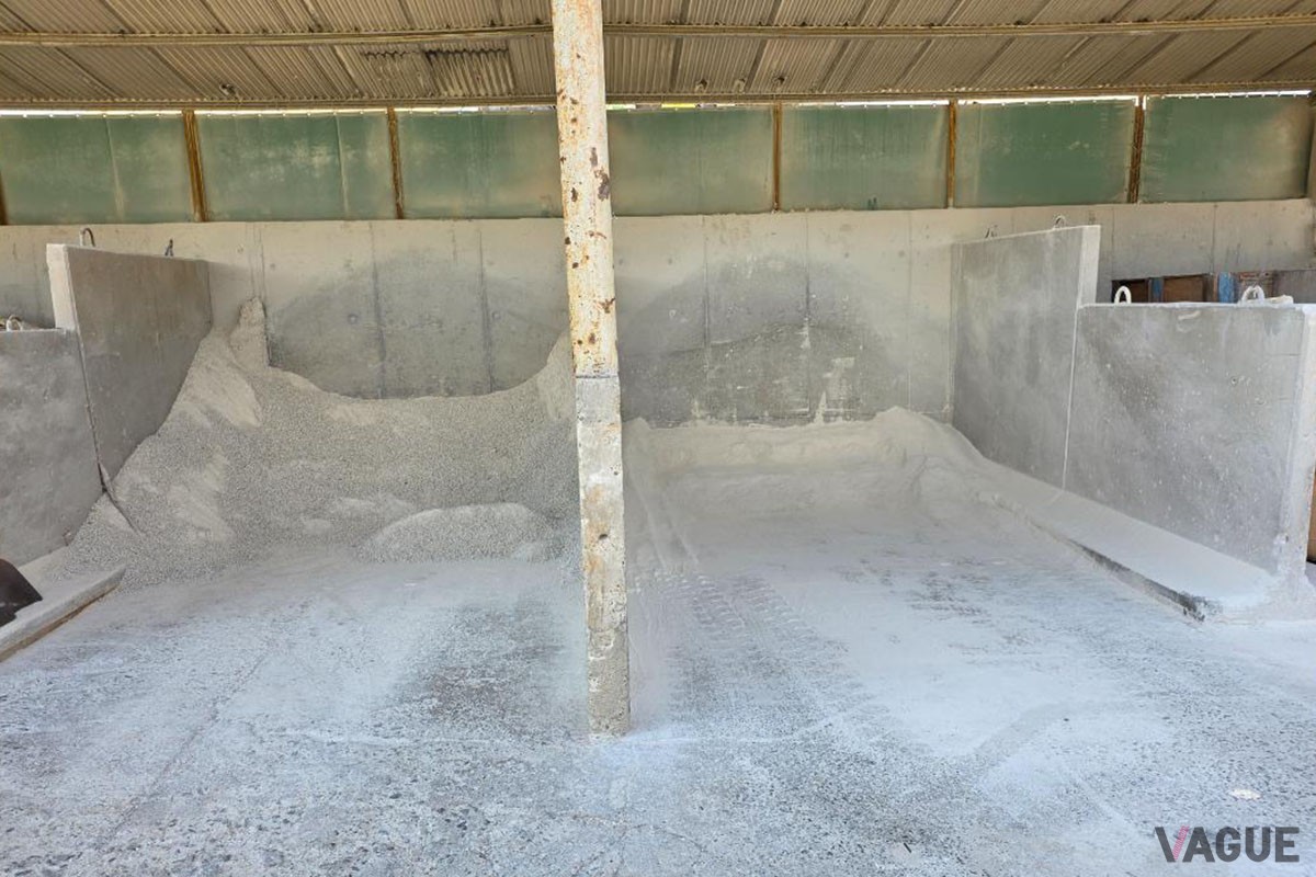原料置き場に積まれる土。産地や鉱山ごとの性質を調整し、均質な素地をつくる第一歩