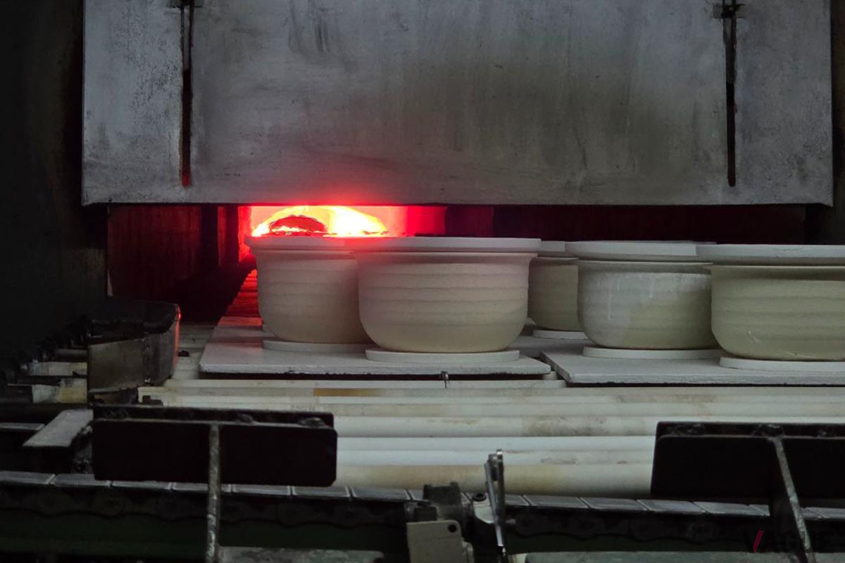 約50mの連続炉（窯）で一次焼成。高温で一気に寸法を決めるのが特徴だ