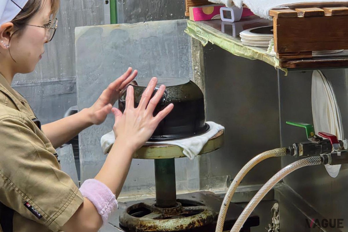 底面の発熱体シート構造。手作業で密着させ、気泡や歪みを徹底的に排除する