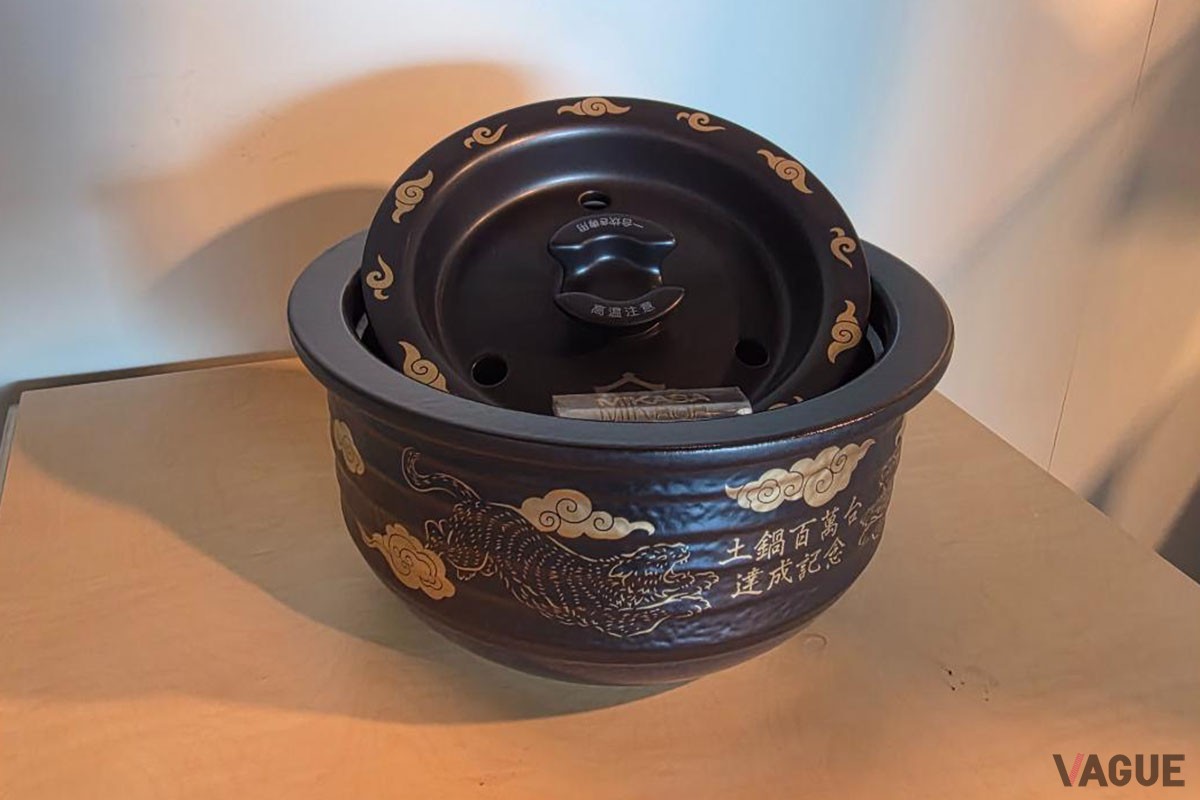 土鍋100万台達成記念に作られた内なべ。ショールームに飾られていた
