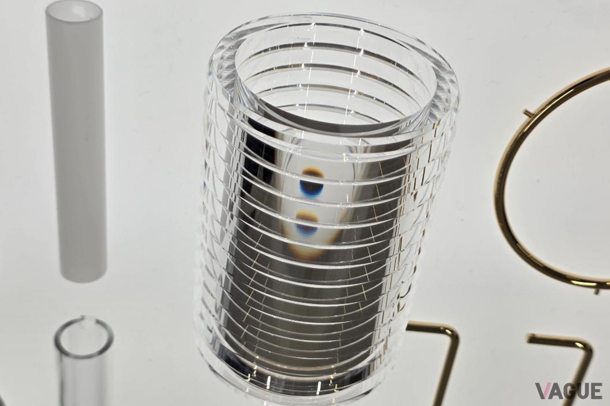 一般的な家電ではガラスは成形面をそのまま使うが、このランタンでは切削・研磨に踏み込むことで透明度を極限まで上げる。