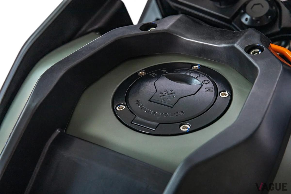 日本に導入される予定のブリクストンのADV、新型「クロスファイア500 ストー」