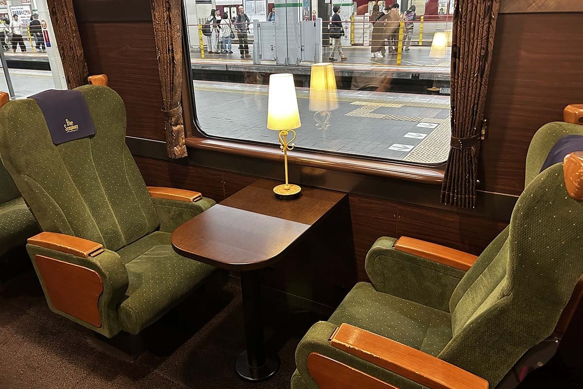 近鉄特急「青の交響曲」の車内。2人用のツイン席