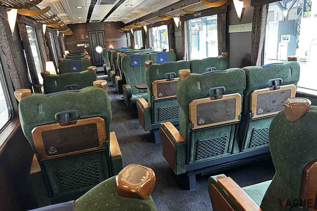 近鉄特急「青の交響曲」の車内