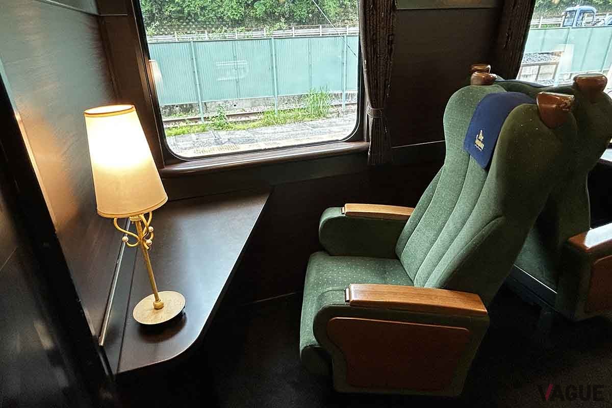 近鉄特急「青の交響曲」の車内