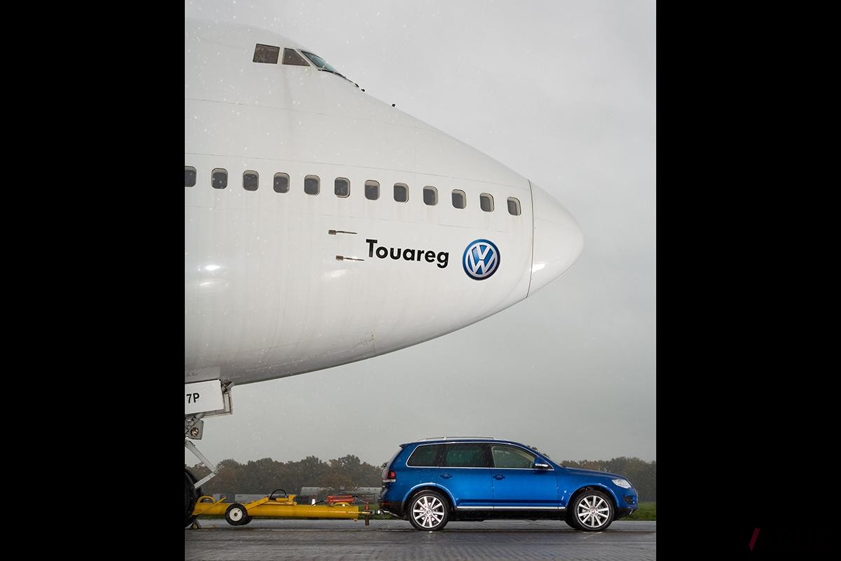 2006年、約155トンのボーイング747を牽引した「トゥアレグV10 TDI」