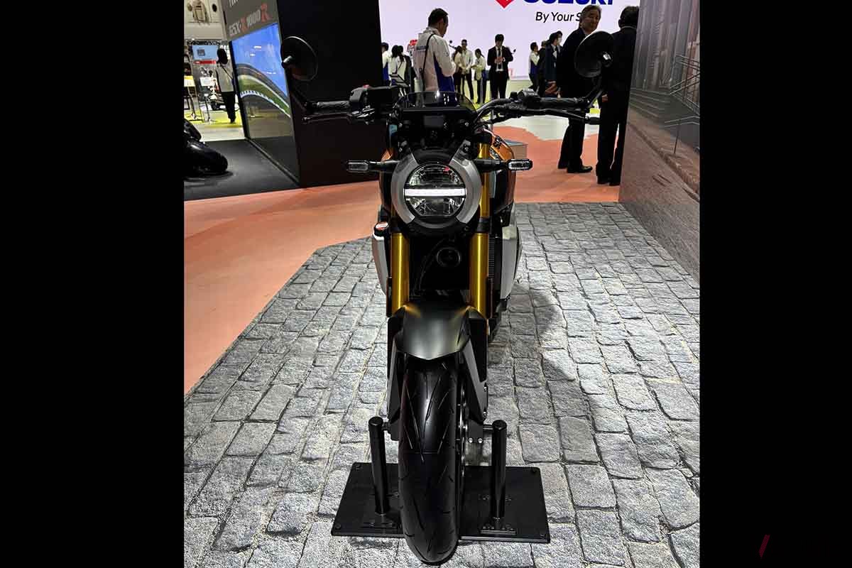 ジャパンモビリティショー2025 スズキブースに展示されている「GSX-8TT」