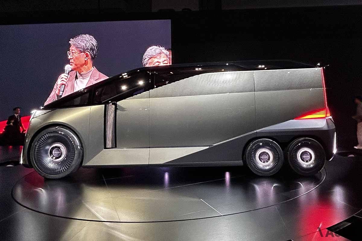 世界初公開されたレクサス新型「LSコンセプト」