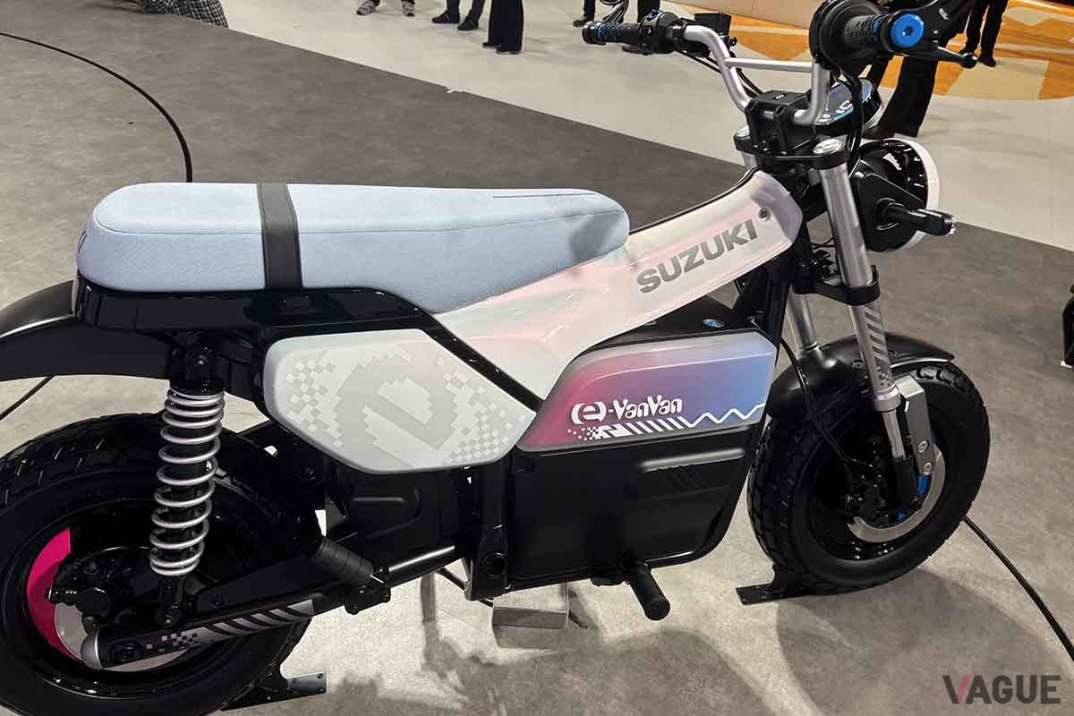 ジャパンモビリティショー2025 スズキブースに展示されている「e-VanVan」