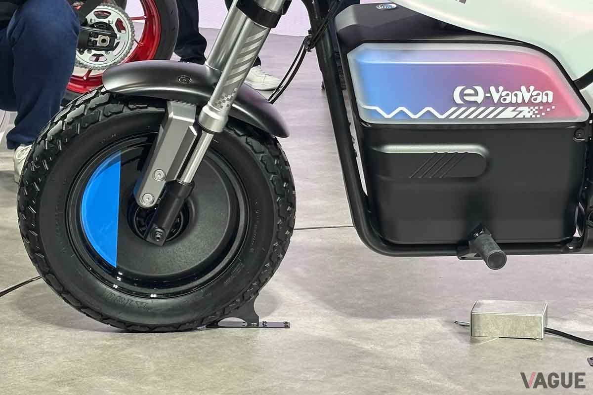 ジャパンモビリティショー2025 スズキブースに展示されている「e-VanVan」