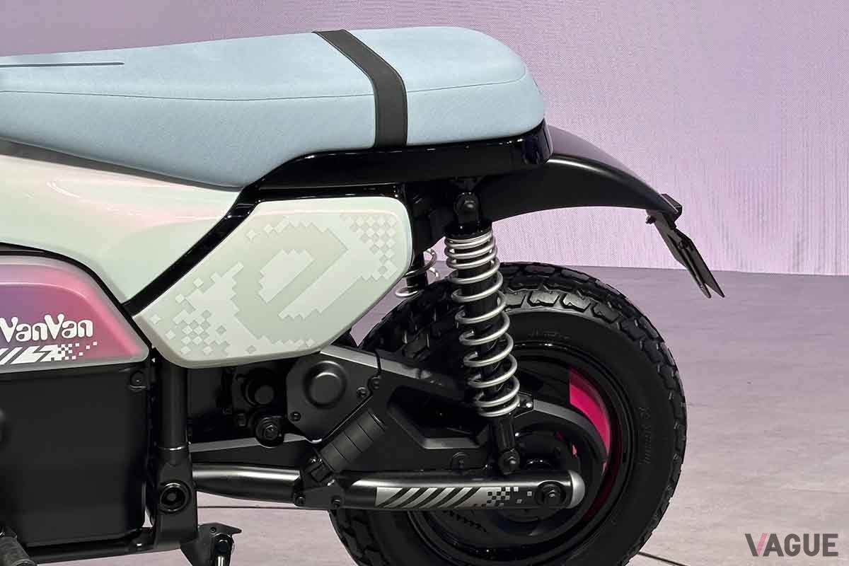 ジャパンモビリティショー2025 スズキブースに展示されている「e-VanVan」