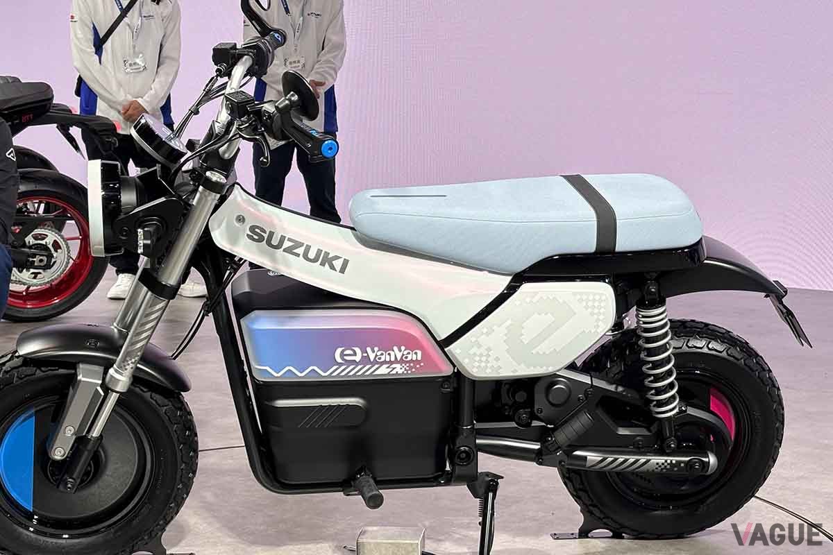 ジャパンモビリティショー2025 スズキブースに展示されている「e-VanVan」