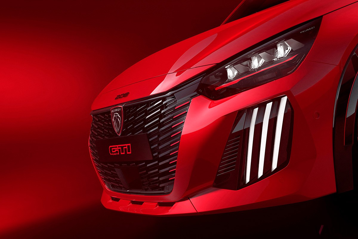 開発中のプジョー「E-208GTi」