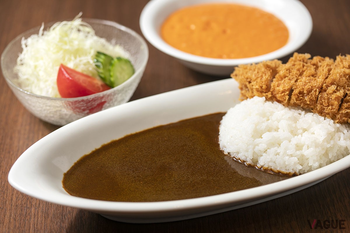 カツとブラックカレー1900円。スープまたはお味噌汁、サラダがついてくる。ランチ限定