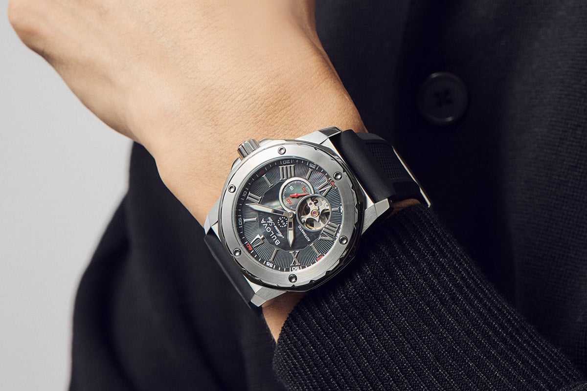 ケースサイズは45mm径と堂々たる存在感。ラバーストラップは裏側に波模様のパーターンを入れて通気性を確保するなど実用面への配慮も光る