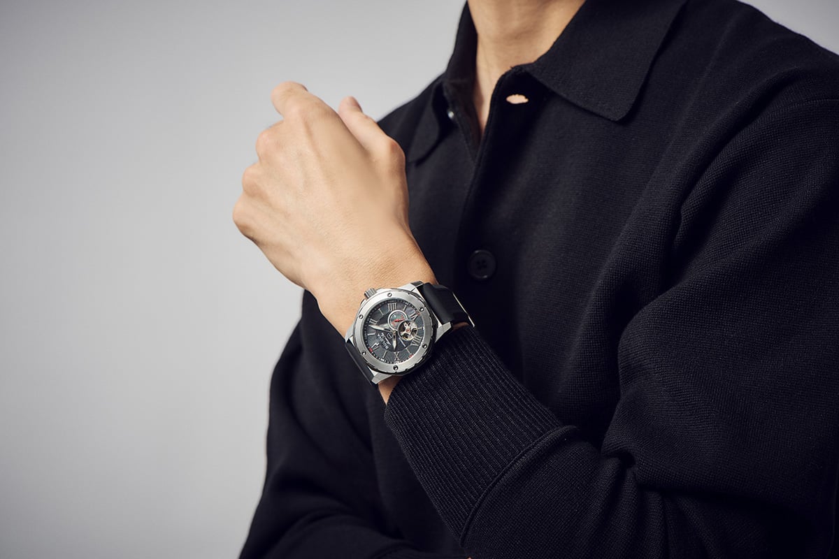 ケースサイズは45mm径と堂々たる存在感。ラバーストラップは裏側に波模様のパーターンを入れて通気性を確保するなど実用面への配慮も光る