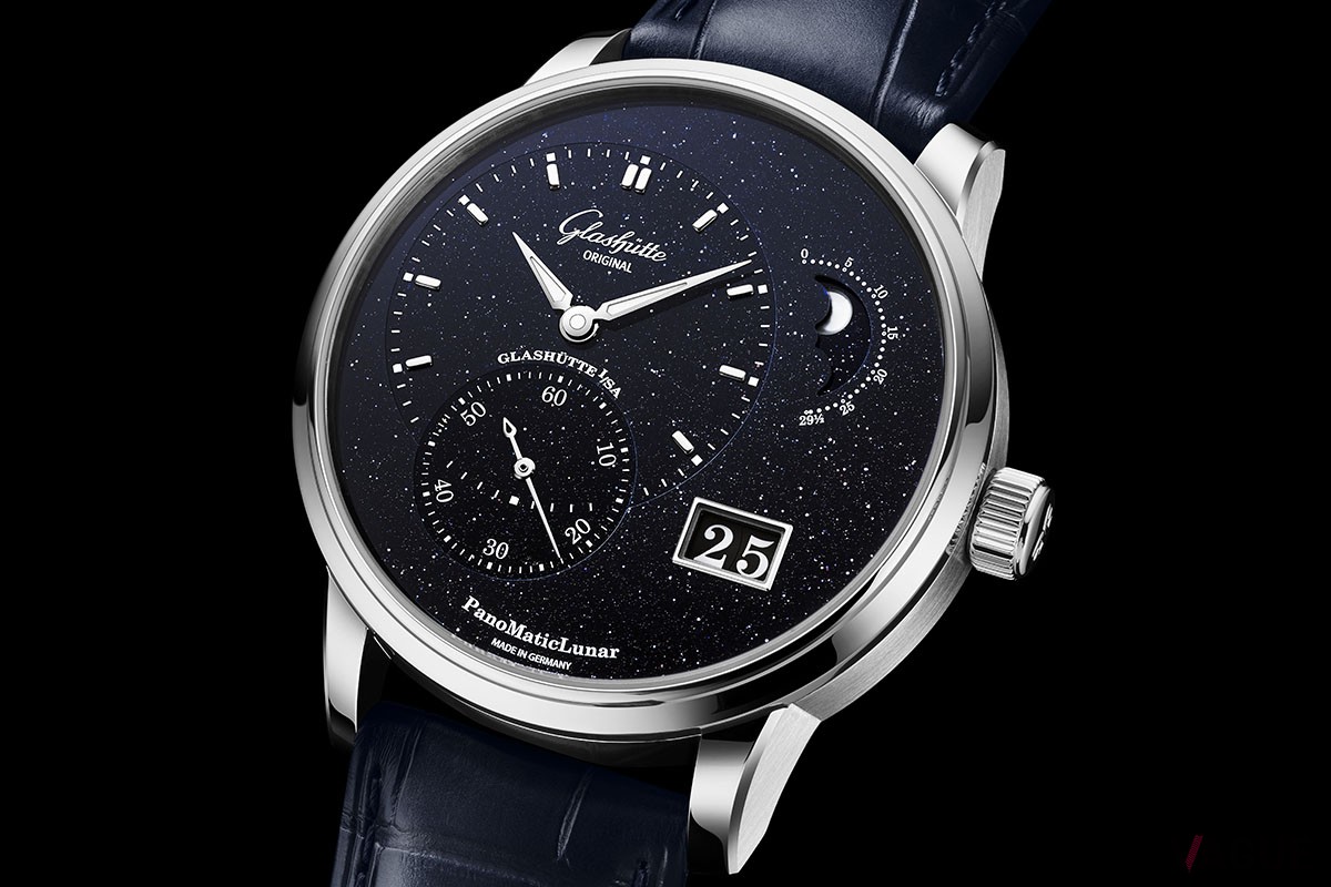 オフセットされた時分表示に重ねたスモールセコンドがユニーク。2時位置に浮かんだムーンフェイズの小さな月が可愛らしい