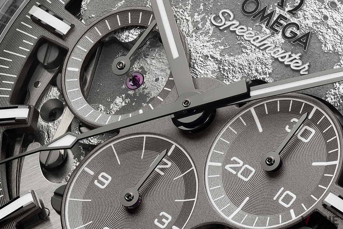 グレーセラミックとスケルトン仕様のムーブメントで月面のテクスチャを表現。ラインナップの中で最も意匠性の高いモデル「Ref.310.92.44.50.06.001」「ref.310.92.44.50.06.002」