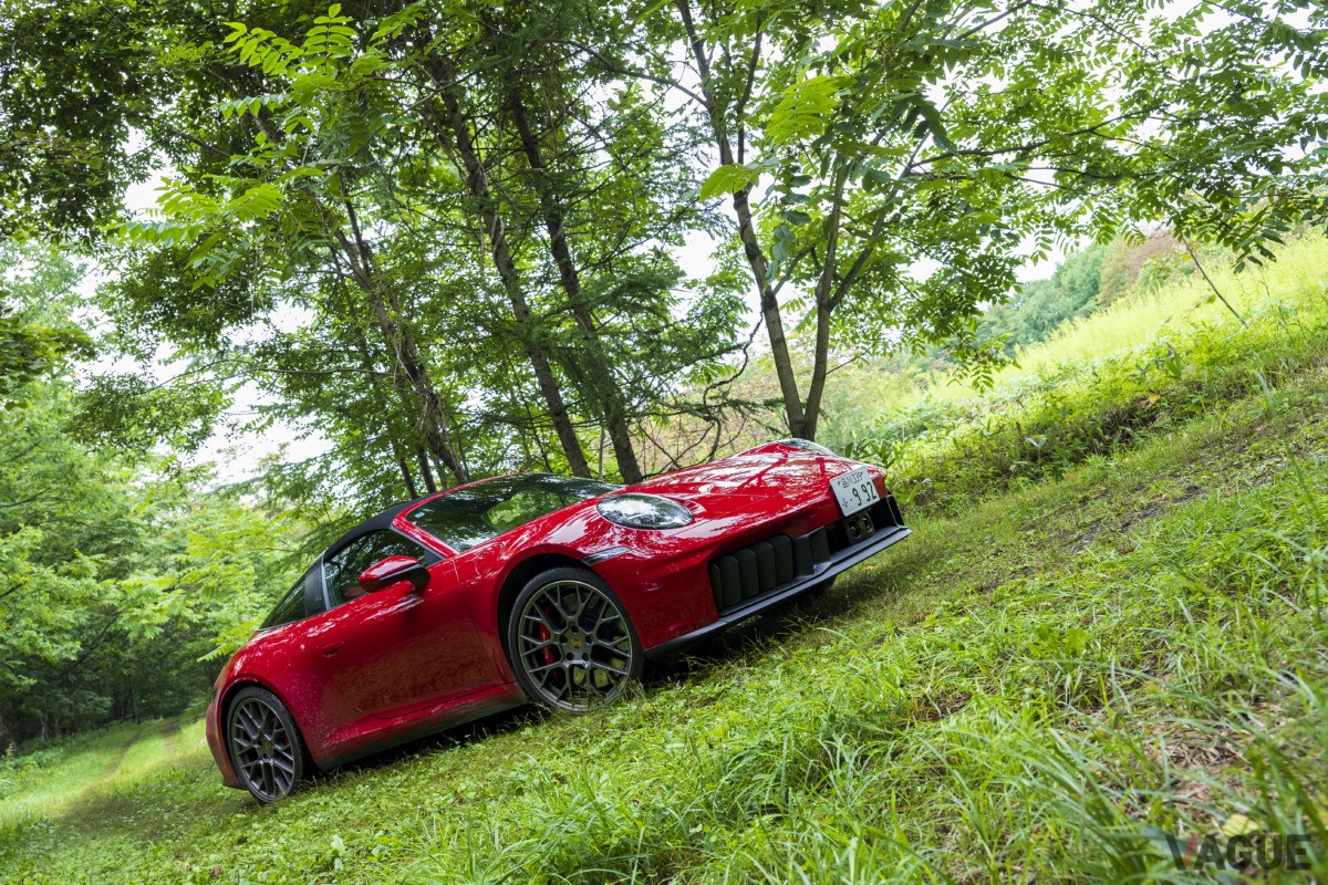 「LEARN with Porsche」2025年の「ものづくり」プログラム。レストア作業終了後は馬を連れて森へ入り、木を切り出すという課題に挑戦