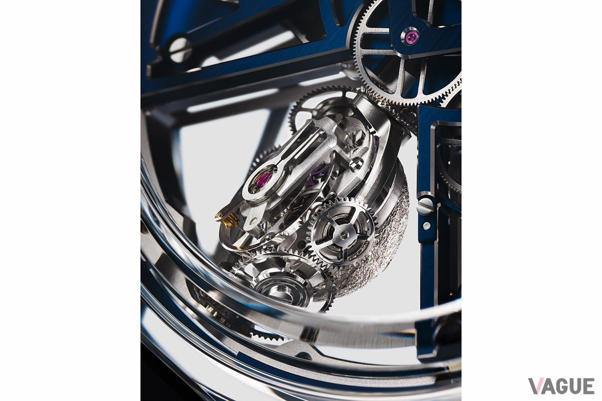 6時位置に配置された“グラビティ コントロール”モジュール。時計の精度を重力から解放する画期的なコンプリケーション。天体をイメージしたエングレービングにも注目