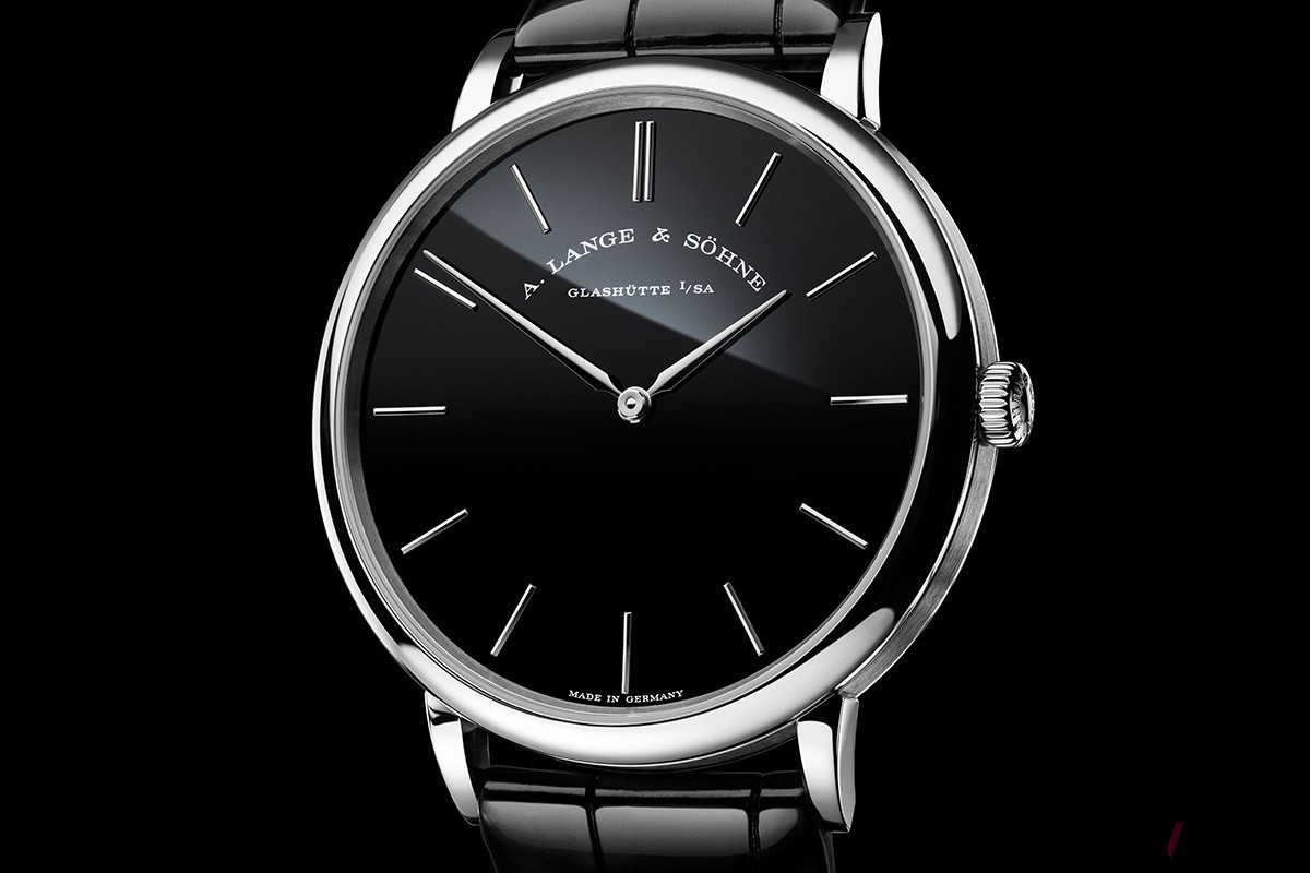 プラチナの怜悧な印象をブラックオニキスダイヤルが引き立てる。光沢仕上げのアリゲーターストラップとのバランスも実に見事だ