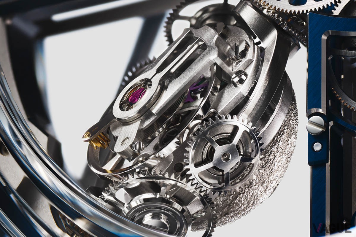 6時位置に配置された“グラビティ コントロール”モジュール。時計の精度を重力から解放する画期的なコンプリケーション。天体をイメージしたエングレービングにも注目