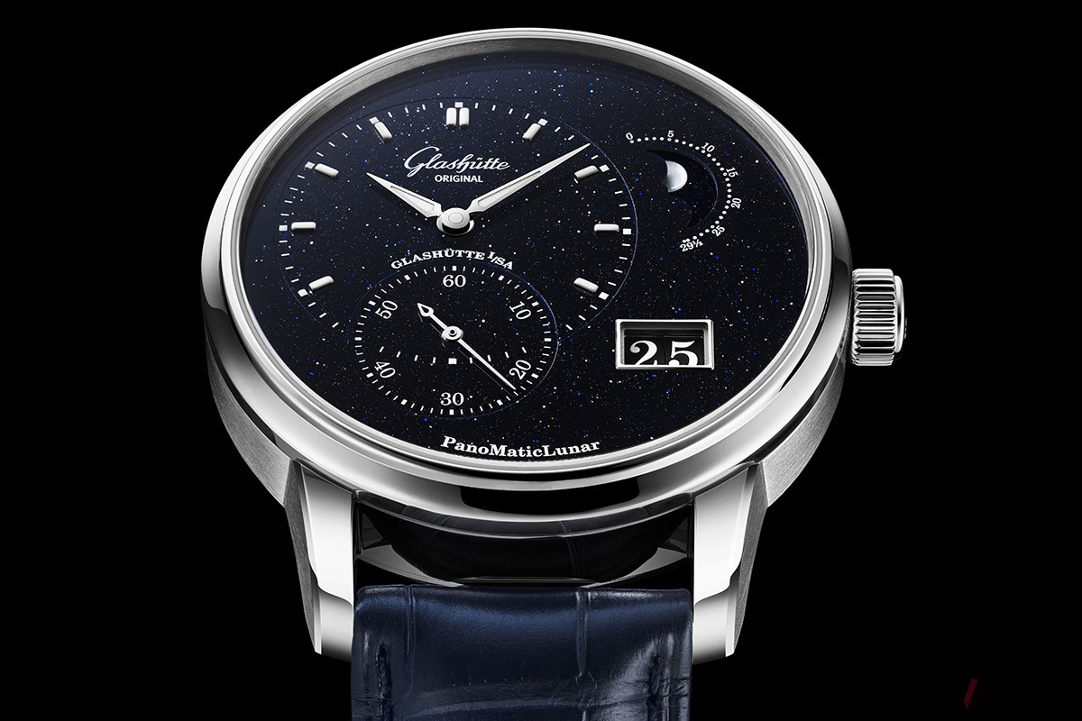 オフセットされた時分表示に重ねたスモールセコンドがユニーク。2時位置に浮かんだムーンフェイズの小さな月が可愛らしい