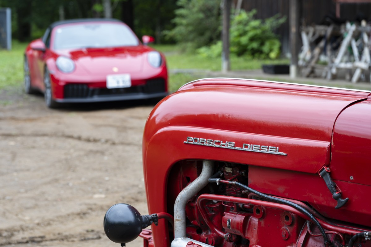 「LEARN with Porsche」2025年の「ものづくり」プログラム。「森の馬小屋」に登場したポルシェ「911 タルガ4 GTS」に参加者たちも興味津々
