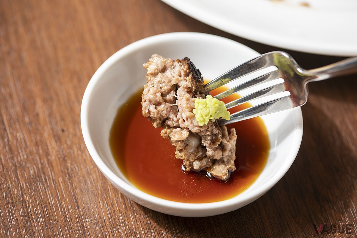 ワサビをつけて、醤油もちょこっと。肉自体の旨みや甘みを感じてフォークが止まらない！