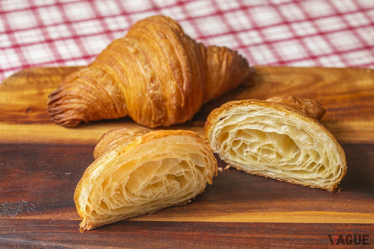 いくつもの層になっているクロワッサン。バターの豊かな香りが食欲をそそる