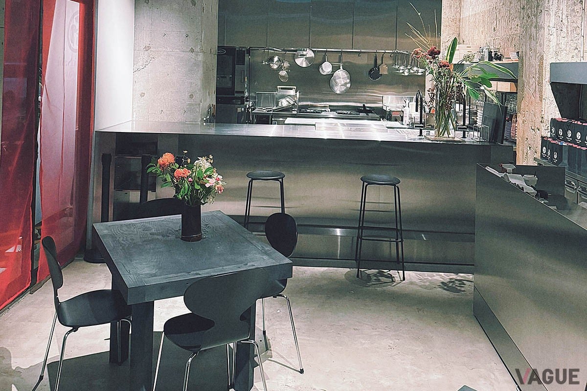 店内。黒を基調としたシックな雰囲気。