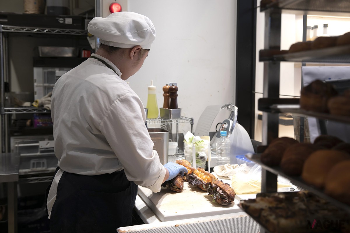 店の奥が工房になっていて、ガラス越しに作業風景が見える