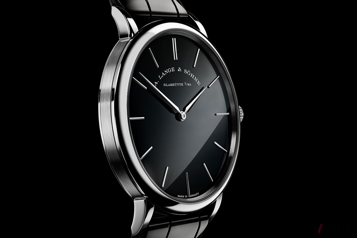 装いの邪魔にならないケース厚6.2mmのスリム設計。燕尾服やタキシードなど、フォーマルなスタイルにも似合いそうだ