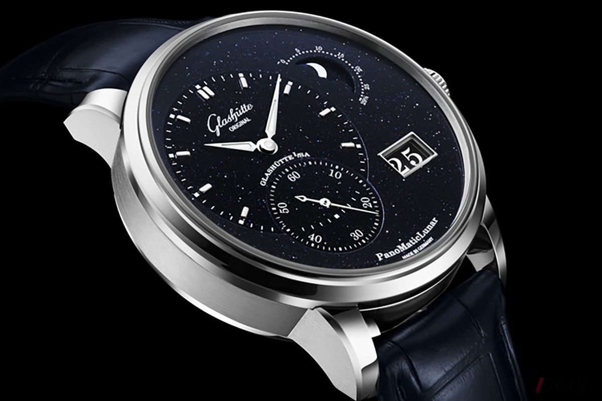 日付ディスクの2桁の数字をバーで区切られることなく表示できるパノラマデイトもこのコレクションのアイコン。シルバーの窓で囲んで視認性を確保する