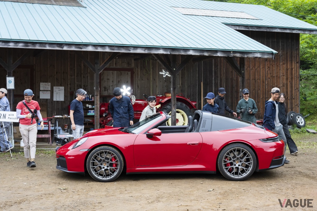 「LEARN with Porsche」2025年の「ものづくり」プログラム。「森の馬小屋」に登場したポルシェ「911 タルガ4 GTS」に参加者たちも興味津々