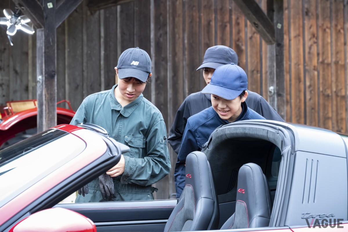 「LEARN with Porsche」2025年の「ものづくり」プログラム。「森の馬小屋」に登場したポルシェ「911 タルガ4 GTS」に参加者たちも興味津々