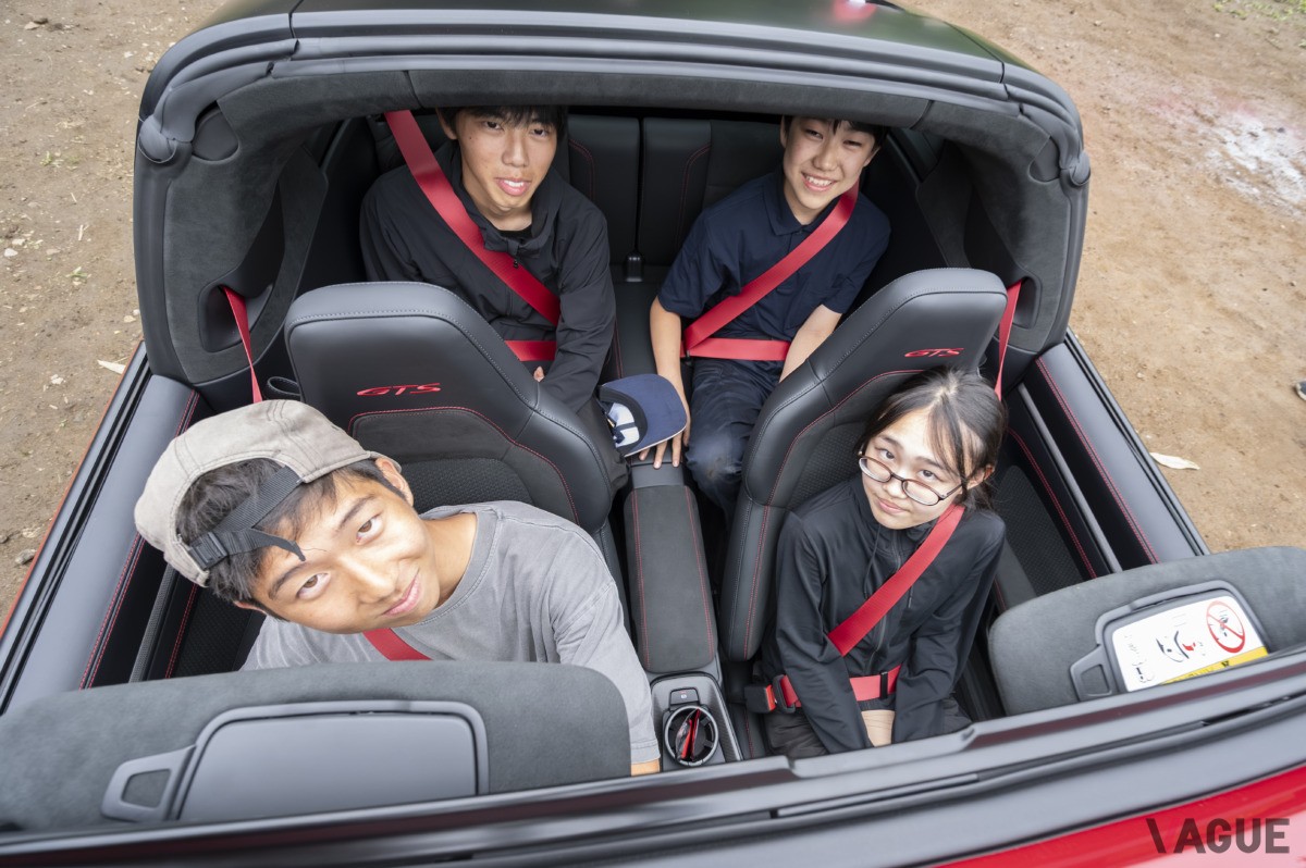 「LEARN with Porsche」2025年の「ものづくり」プログラム。「森の馬小屋」に登場したポルシェ「911 タルガ4 GTS」に参加者たちも興味津々