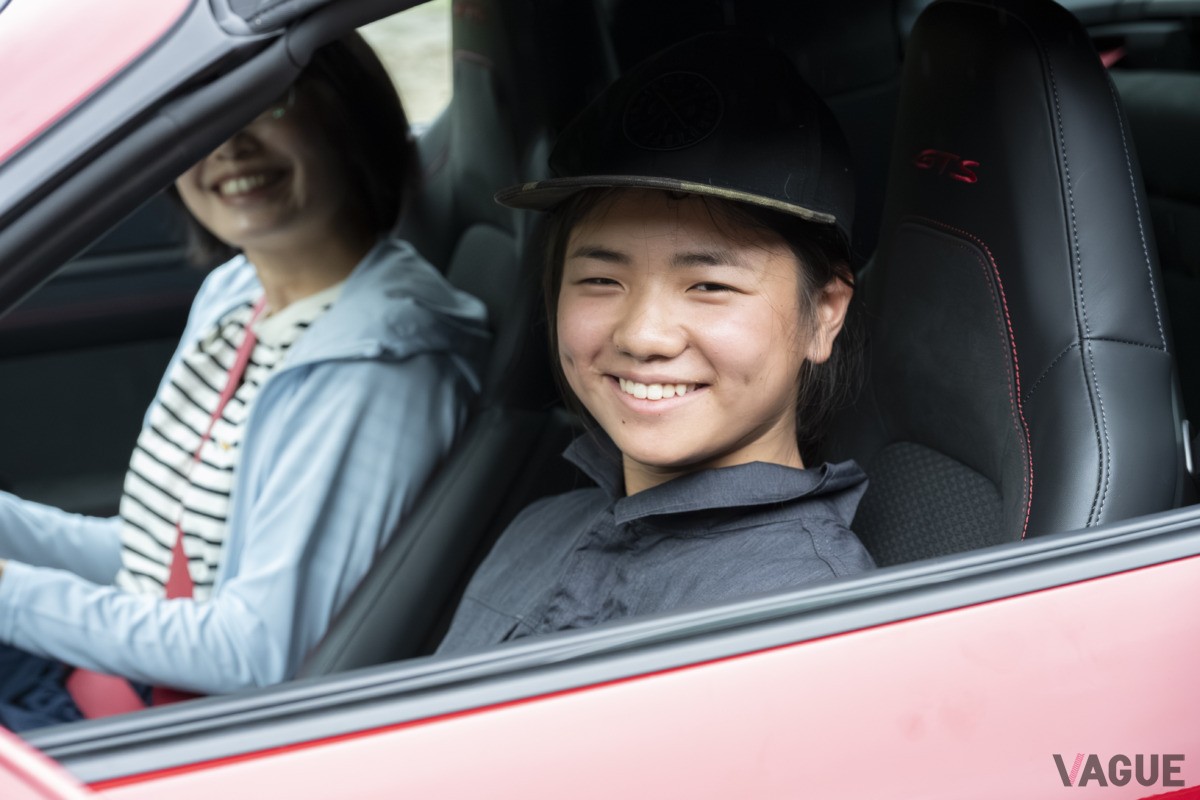 「LEARN with Porsche」2025年の「ものづくり」プログラム。「森の馬小屋」に登場したポルシェ「911 タルガ4 GTS」に参加者たちも興味津々