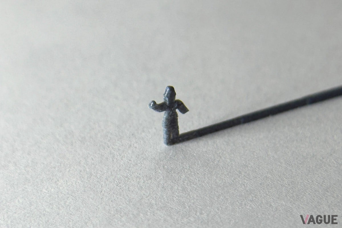 セイコーウオッチ『時の交わり／Intersection of Time』。人に見立てた針をケースの外へ解き放ち、それぞれの「時」が交差する小さな世界を描く