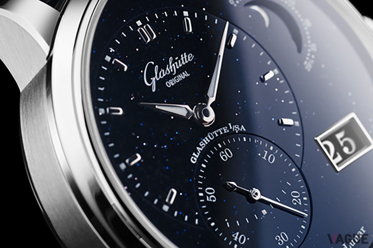 ダイヤル全面を彩るアベンチュリンが遥か180年前の星空を思わせるもの。深いブルーとプラチナシルバーの2トーンが記念モデルにふさわしい品格を醸し出す