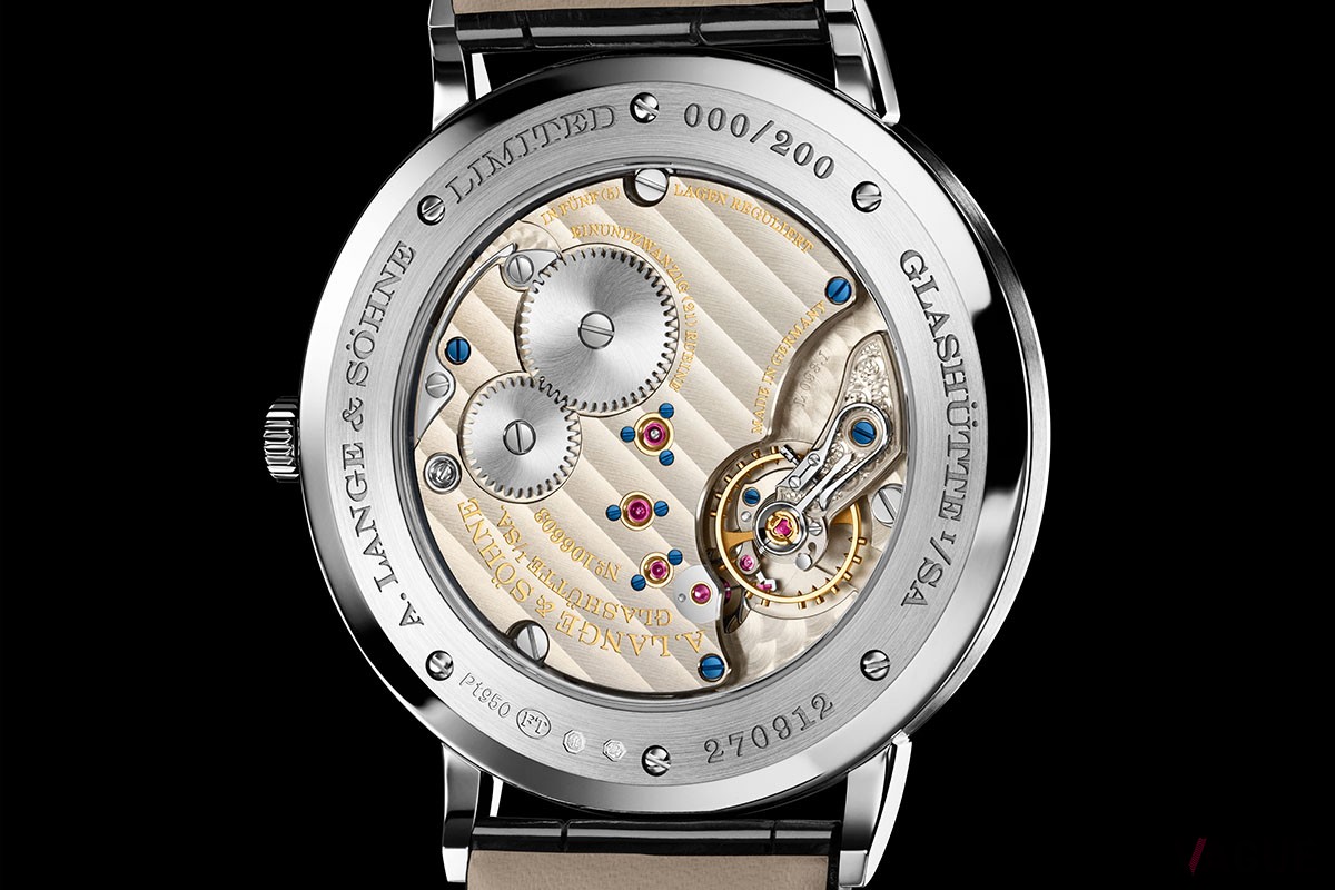 ケースバックはポリッシュとヘアラインを使い分けて立体感を強調。上部には限定モデルの証としてシリアルナンバーが刻まれる