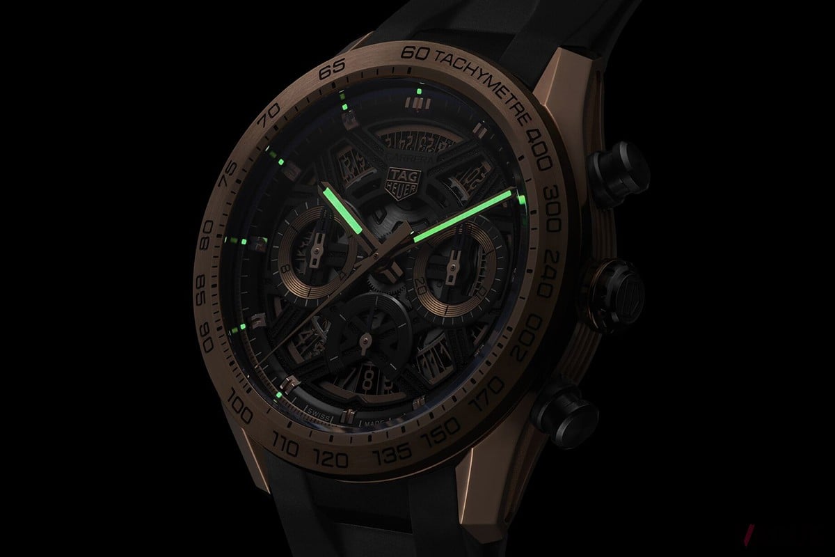 ムーブメントにはホイヤー02をベースに巻き上げ効率を向上させた自社製キャリバーTH20-00を採用。針とインデックスにはスーパールミノバを配して暗所での視認性を確保