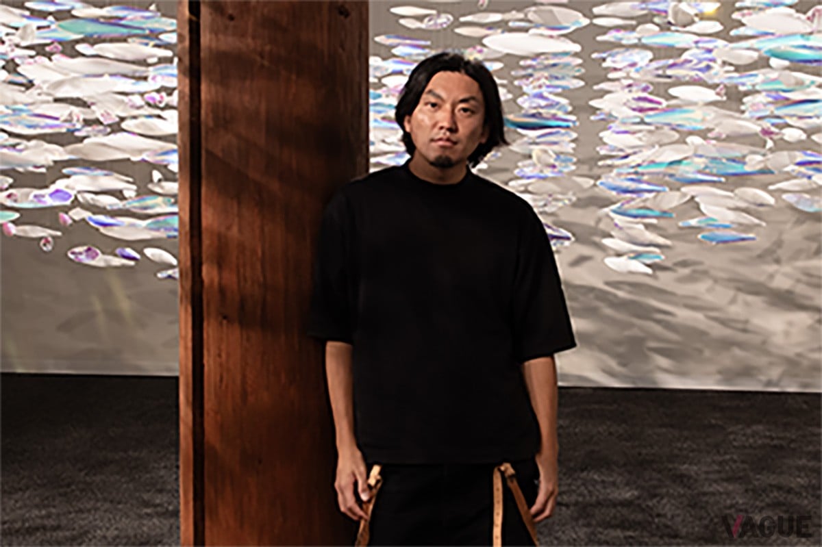 軽さ・動き・光に着目した作品を展開する小松 宏誠氏。美術館での作品展示のほか、商業施設など大空間の空間演出も担当する