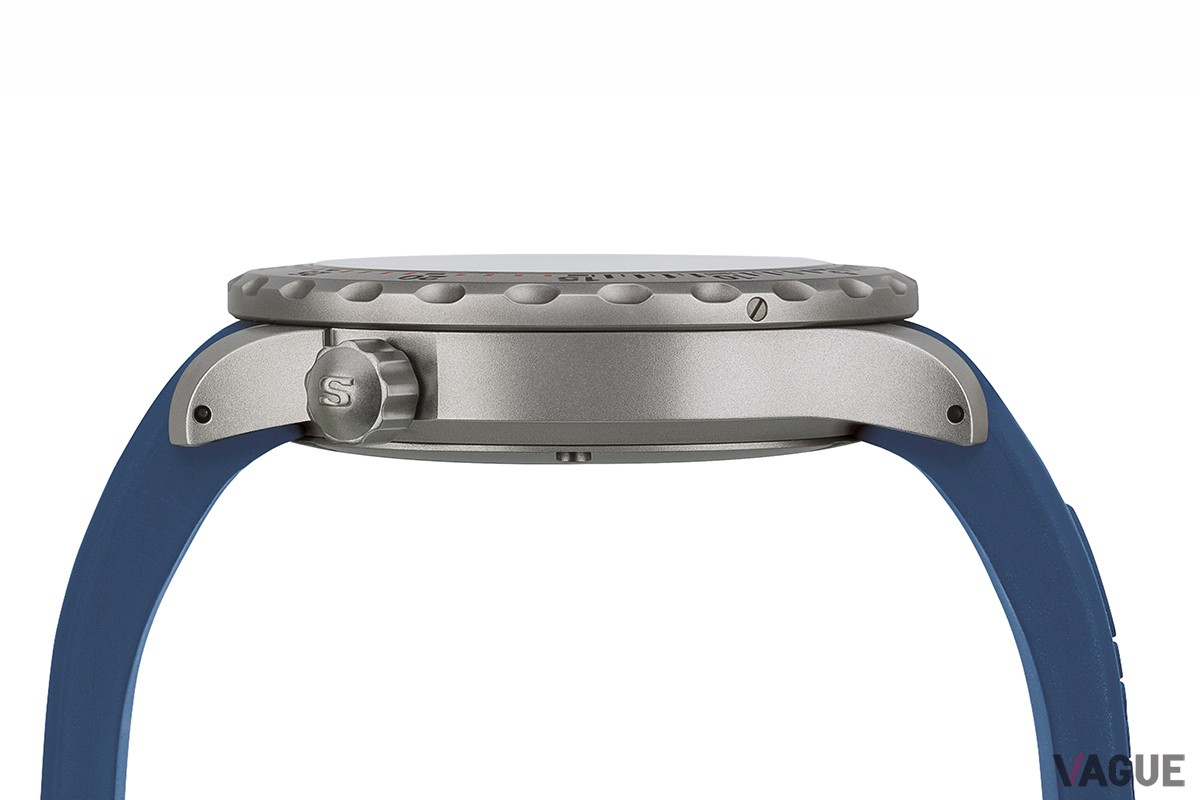 ケース右側面。ねじ込み式りゅうずのトップ部分にはブランドの頭文字をさりげなくあしらう