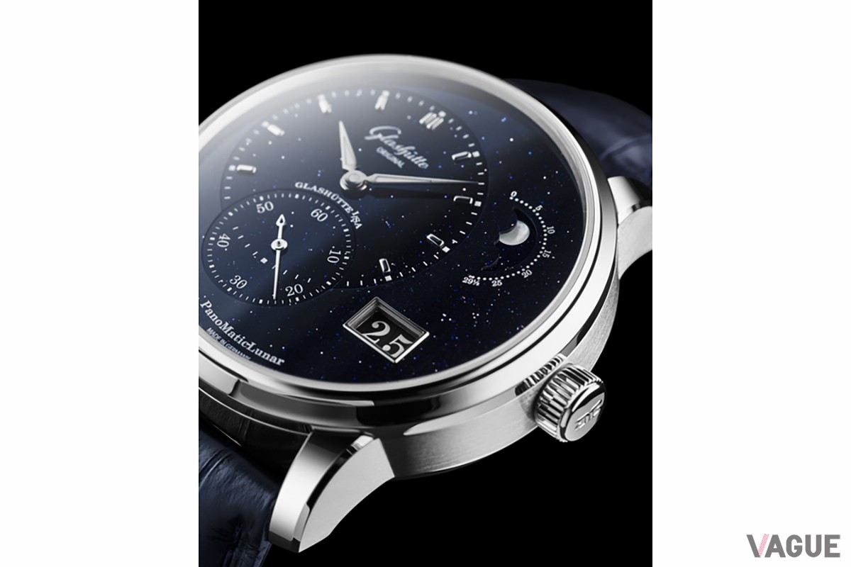 高度な技術で研磨された40mmのプラチナケース。りゅうずのトップ部分にはブランドのロゴマークを刻印する